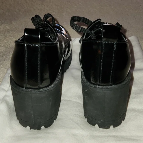 NWOT BLACK PATENT CHUNKY HEELS TIE SHOES - Picture 4 of 9